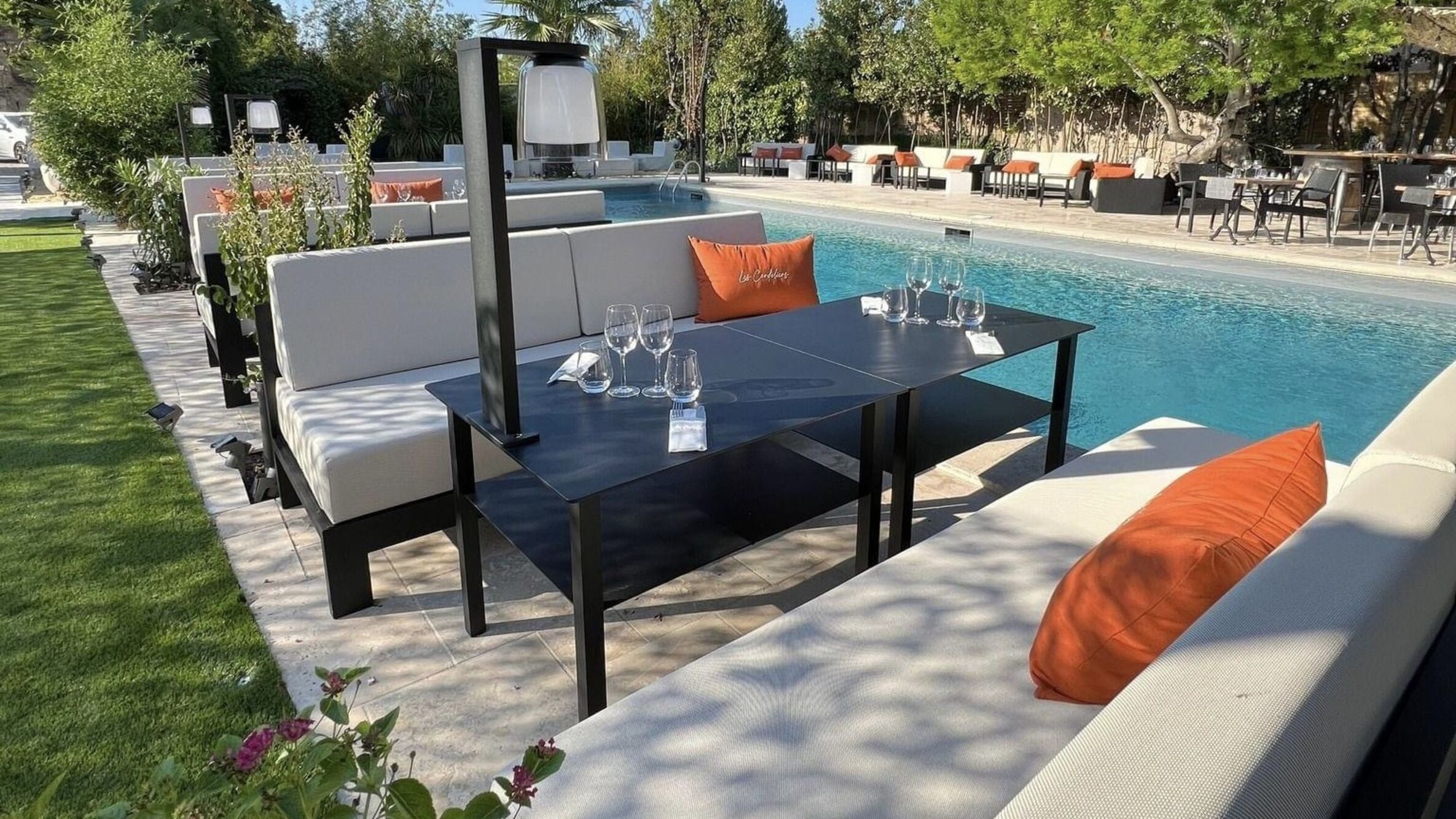 La terrasse au bord de l'eau du restaurant Les Cordeliers à Pézenas