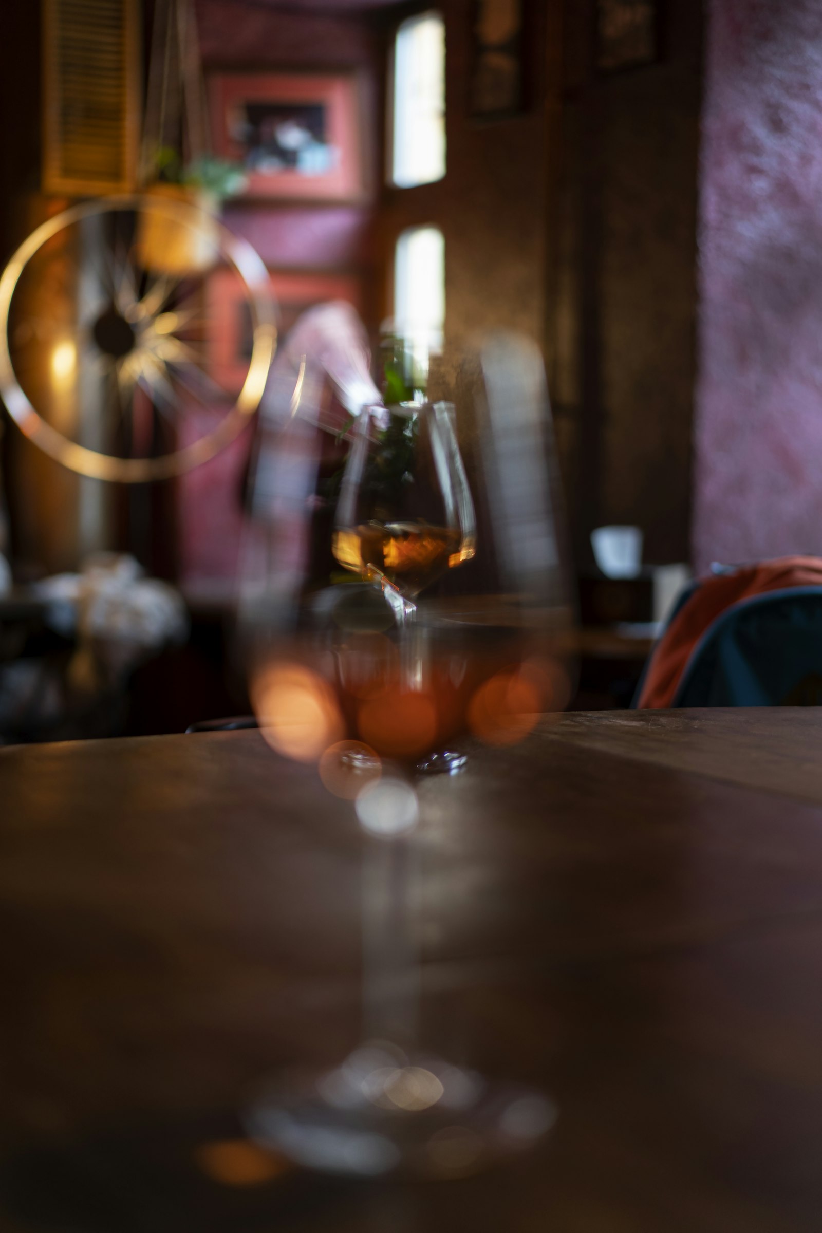 Verre de vin rouge dans une ambiance feutrée